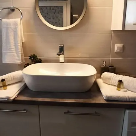 Apartament Modern αpt 500m From The Beach.